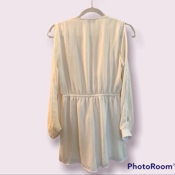 🤍 Deep V, Tie Front Long Sleeve, Shorts Romper - Picture 2 of 5